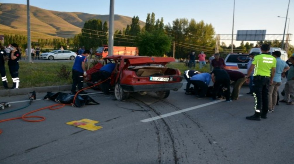 Sivas'ta Meydana Gelen Kazada 2 Kişi Hayatını Kaybetti 