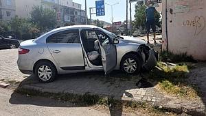 Adıyaman'da İki otomobil çarpıştı 2 yaralı