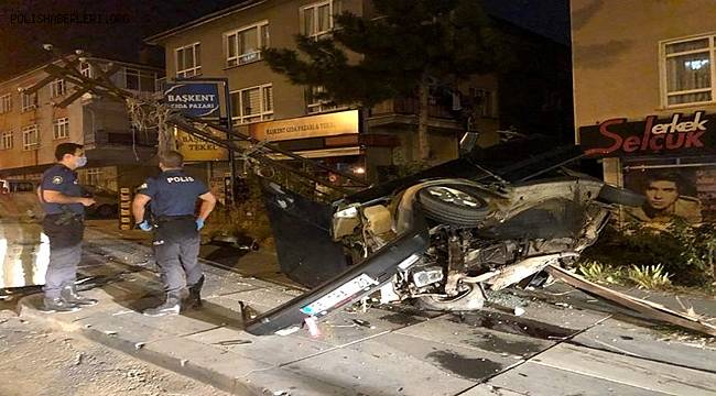 Ankara'da elektrik direğine otomobil çarptı: 2 yaralı 