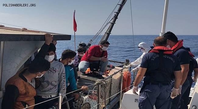 Mersin Açıklarında 90 Düzensiz Göçmen ve 3 Göçmen Kaçakçısı Şüphelisi Yakalanmıştır 