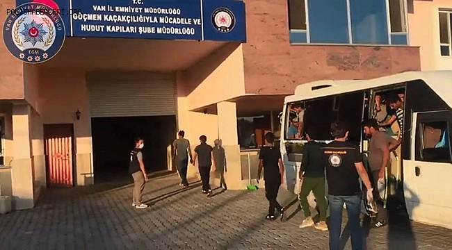 Van'da 17 Kişilik Minibüste 65 Düzensiz Göçmen Yakalandı