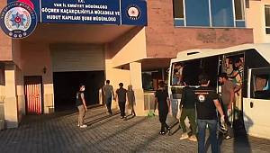 Van'da 17 Kişilik Minibüste 65 Düzensiz Göçmen Yakalandı