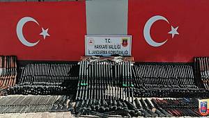 Hakkari İl Jandarma Komutanlığı tarafından Çok Sayıda Silah Ele Geçirildi 