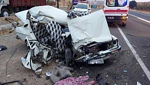 Şanlıurfa'da Otomobilin Tır ile çarpışması sonucu meydana gelen trafik kazasında 2 kişi hayatını kaybetti