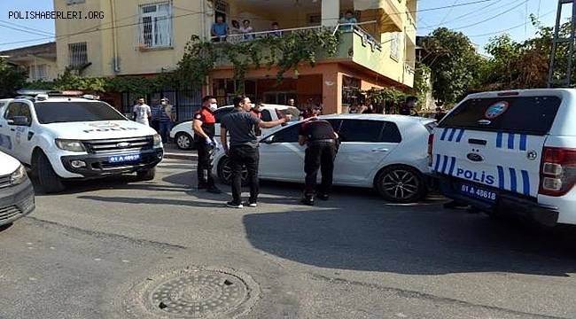 Seyhan'da Çalışır haldeki otomobilin içinde elinde tabancayla uyuyan şahısa, polis camı kırarak müdahale etti