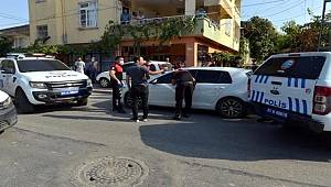 Seyhan'da Çalışır haldeki otomobilin içinde elinde tabancayla uyuyan şahısa, polis camı kırarak müdahale etti