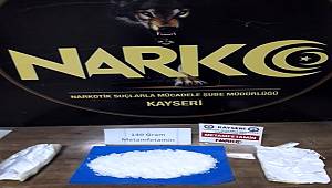 Uyuşturucuyu vücuduna sararak getiren kadın Narkotik Polisi tarafından gözaltına alındı 