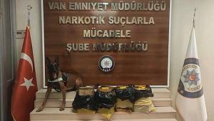 Van'da Narkotik Madde Arama Köpeği ZEYNA 95 kilo Likit Eroin Maddesi ele geçirdi