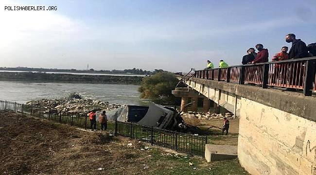 Adana'da tır köprüden aşağı düştü Şöför yaralandı