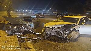 Gaziantep'te iki otomobil çarpıştı kazada 5 kişi yaralandı