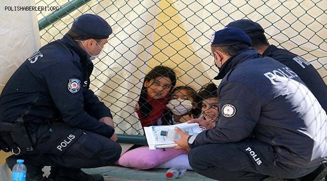 İzmir'de Polis'lerden yürek ısıtan görüntü
