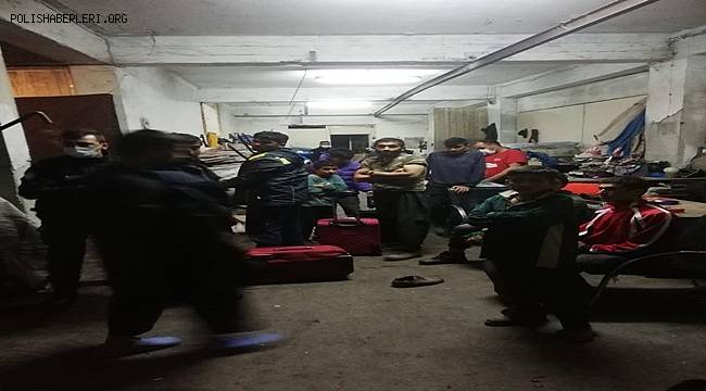 Körfez ilçesinde Kağıt toplama atölyesi olarak kullanılan bir binada 46 kaçak göçmen çıktı