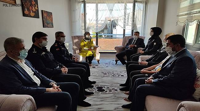Kütahya Valisi Sn. Ali ÇELİK, İl Emniyet Müdürümüz Sn. Necmettin KOÇ ve beraberindeki heyetle şehit ailesini ziyaret etti 
