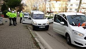 Bursa'da Eczaneye gittiklerini söyleyerek, kısıtlamayı ihlal edenlerin aracından uyuşturucu çıktı