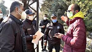 Ekmek bahanesi ile sokağa çıkan vatandaşlar karşısında Emniyet Müdürü Zeybek'i buldu