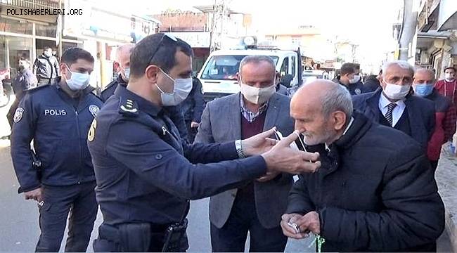 Emniyet Müdürü Ayhan İlkar, Korona virüs yayılmasın diye kendi eliyle maske taktı 