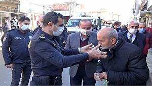 Emniyet Müdürü Ayhan İlkar, Korona virüs yayılmasın diye kendi eliyle maske taktı