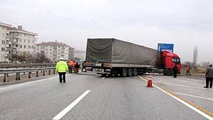 Kastamonu'nun Tosya D-100 Karayolu'nda kontrolden çıkan tır trafiği kilitledi