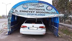 Kütahya-Eskişehir Karayolu üzerindeki Yaşam Tüneli uygulamalı olarak vatandaşlarımızı bilgilendirmektedir