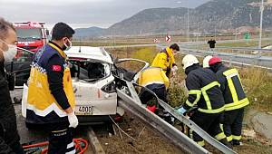 Manisa'da meydana gelen kazada otoyol bariyerine saplanan otomobildeki 3 kişi ağır yaralandı