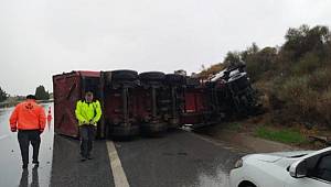 Mersin'de Yağışlı ve kaygan yolda TIR devrildi