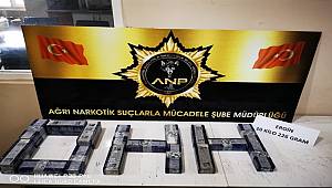 Ağrı'da 10 Kilo 226 Gram Eroin Maddesi ve 700 Paket Kaçak Sigara Ele Geçirildi 