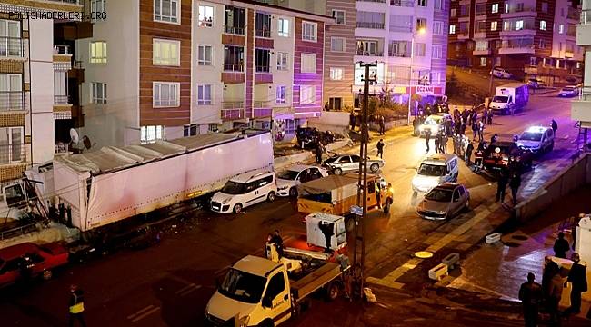 Ankara'nın Mamak ilçesinde freni boşalan tır 11 aracı hurdaya çevirdi 