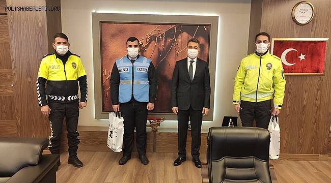 Banka Önünde Para Bulan Trafik Şube Ekiplerini İl Emniyet Müdürü Zeybek Ödüllendirdi
