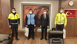 Banka Önünde Para Bulan Trafik Şube Ekiplerini İl Emniyet Müdürü Zeybek Ödüllendirdi