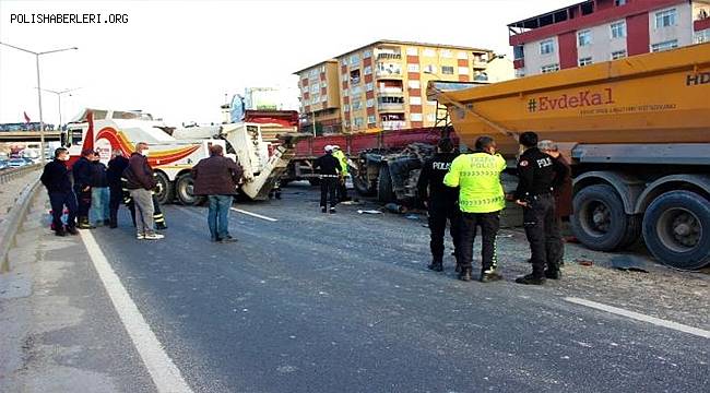 Gebze D-100 yolunda iki tırın şarpışması sonucu 1 kişi yaralandı 