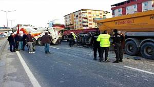 Gebze D-100 yolunda iki tırın şarpışması sonucu 1 kişi yaralandı 