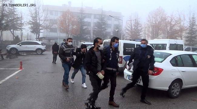 İlişkiye Girmek için Villaya giden Yaşlı Adamı önce Rehin aldılar sonra Oğlundan Fidye istediler