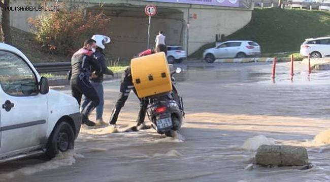 İstanbul'da Suya kapılarak düşen motosikletlinin yardımına 2 polis koştu