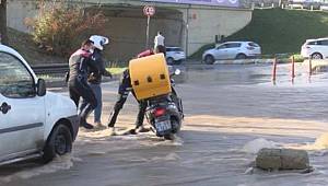 İstanbul'da Suya kapılarak düşen motosikletlinin yardımına 2 polis koştu