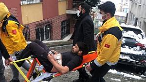 Kağıthane'de bir şahıs Evinde silahla oynarken kendisini vurdu 