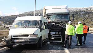 Kocaeli TEM'de arızalanan minibüse Tır çarptı 2 kişi yaralandı