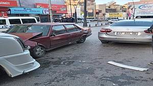 Gaziantep'te Sabah saatlerinde otomobil ile işçi servisinin çarpışması sonucu 3 araç maddi hasar gördü
