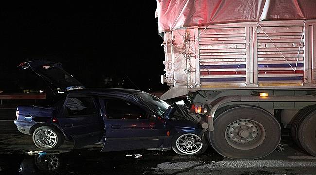 Kocaeli'de tıra çarpan otomobilin sürücüsü hayatını kaybetti
