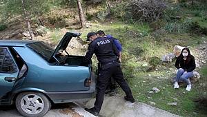 Polisi görünce, kız arkadaşını araçta bırakıp dağa kaçtı