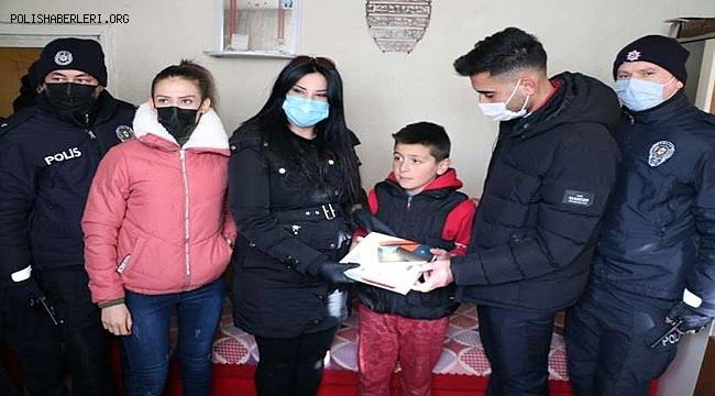 Yozgat'ta öğrencinin tablet isteğini polisler karşıladı 