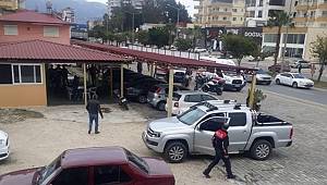 Anamur'da oto galeriye düzenlenen silahlı saldırıda 2 kişi yaralanırken 1 kişi hayatını kaybetti