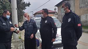Belediye Zabıta ekipleri yolda bulduğu cüzdanı sahibine teslim etti