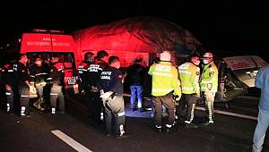 Ceyhan'da TIR'a arkadan çarpan hafif ticari araçtaki 3 kişi hayatını kaybetti 