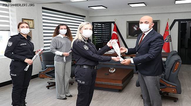 Emniyet Müdürü Mehmet Şahne'den Kadın Personellerine Çiçek Takdimi 