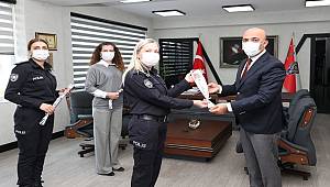 Emniyet Müdürü Mehmet Şahne'den Kadın Personellerine Çiçek Takdimi