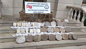 İslahiye'de Kovalamacayla durdurulan araçta 53 kilo esrar ele geçti