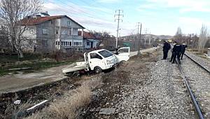 Konya'da lokomotif ile kamyonetin çarpışması sonusu 1 kişi yaralandı