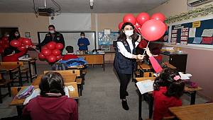 Mersin Polisi Okullarda Öğrencilere Balon Hediye etti