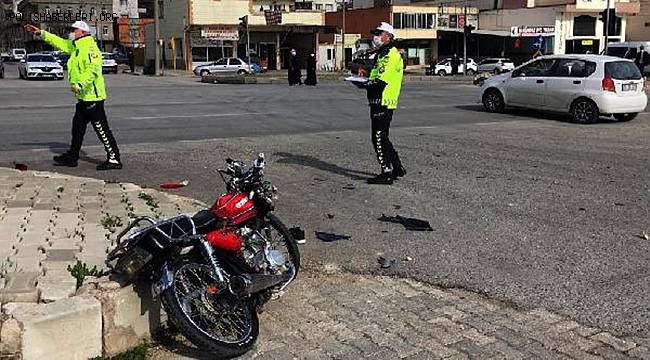 Motosikletle hafif ticari aracın çarpışması sonucu 1 kişi hayatını kaybetti