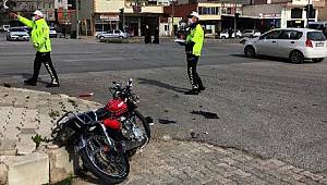 Motosikletle hafif ticari aracın çarpışması sonucu 1 kişi hayatını kaybetti
